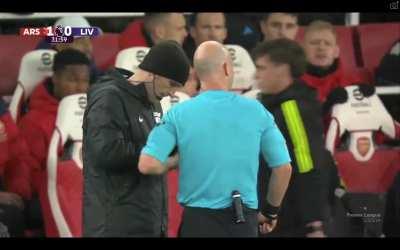 Ramsdale Accusing the Ref of Time-wasting