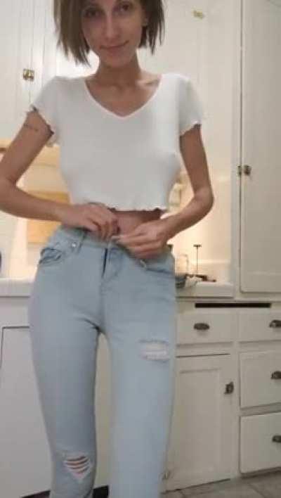 Magrinha trocando de roupa