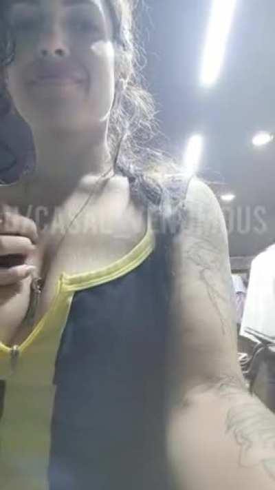 [GIF] Flashing at the grocery store