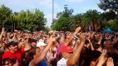 Detuvieron a personas queriendo regresar a sus provincias, detienen a colectiveros, detienen a ciclistas, requisan colectivos, donde estan escondidos los Macri basura vos sos la dictadura?