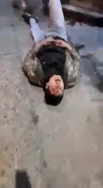 Borracho culiao porfiado se cae intentando entrar escalando a pub que le negó la entrada anteriormente. Punta Arenas.