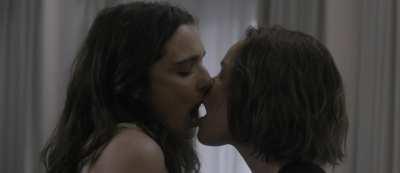 Rachel Weisz and Rachel McAdams fingering each other