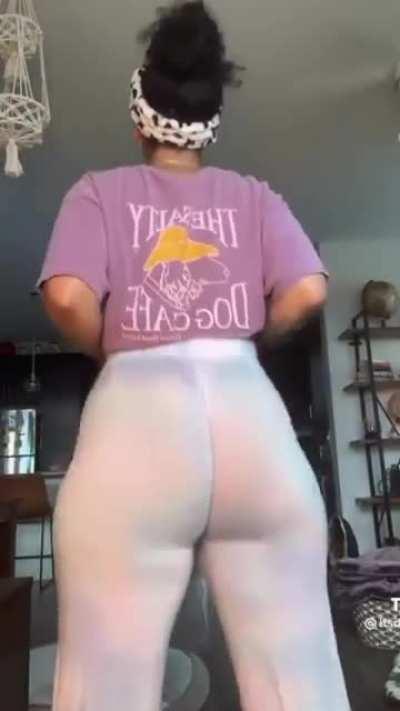 In love w this big booty bitch lmaoo