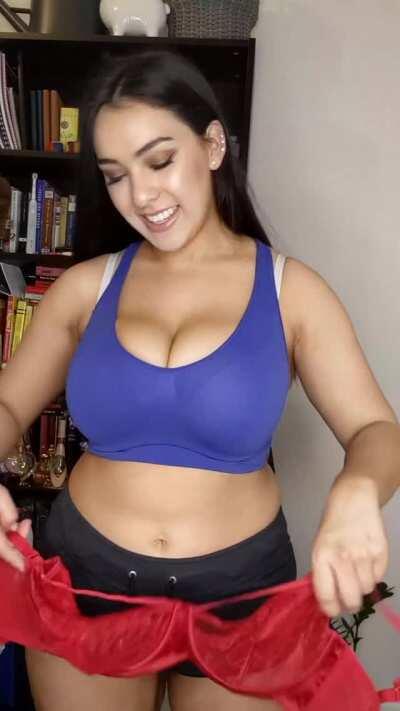 Busty TikTok Babe 😏