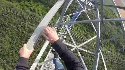 Walking 90 meters above the ground