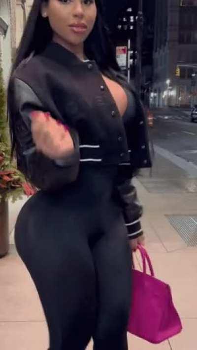 Ass So Fione, she would never need to worry about Toilet paper, Bidet' or finding a place to sit on 😜😜😜😜XOXO❤️❤️❤️❤️