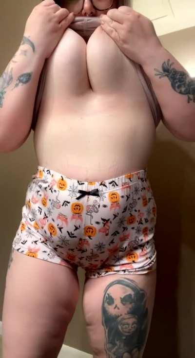 Spooky titty drop 👻