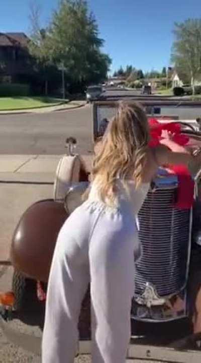 Taylor’s ass in new tik tok 🍑