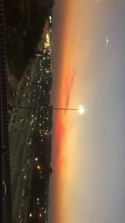 yeh sheher bada albela hai. mann bheed ke beech akela hai. kya kahoon ? kaise kahoon ? ab kaun sunta hai yahan ? kaun kitna kab kahega , yeh kaun chunta hai yahan ?