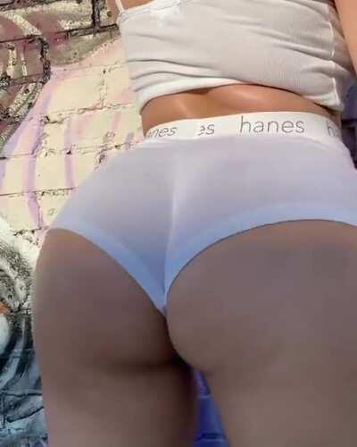 Fuck buying her shit , Hmu for free stuff of her and other bitches💫