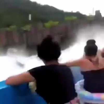 Malfunction wave created a ’Tsunami’ in a chinese water park (2019)