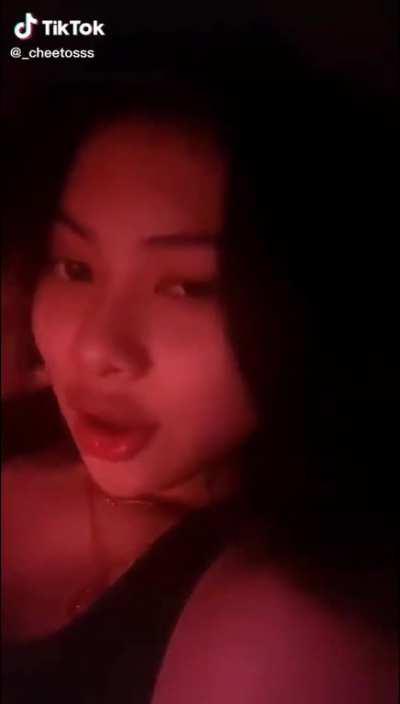 Thea got a long tounge 👅