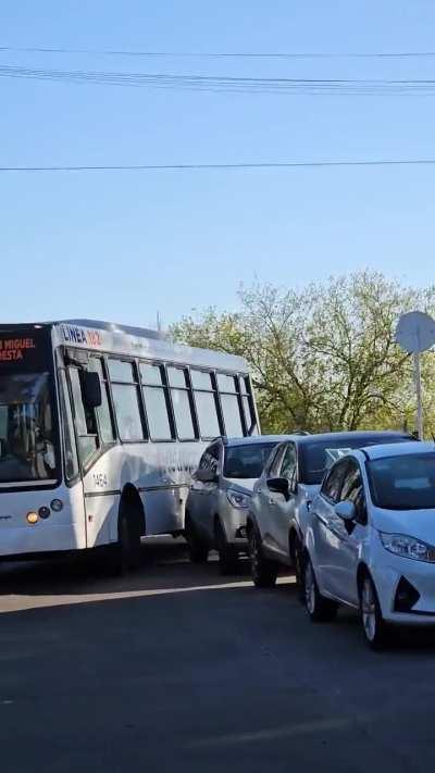 Visita de Bullrich al Palomar: los de su equipo estacionaron de los 2 lados en una calle que no se puede de ninguno y ahora hay un bondi que no puede pasar hace 20 minutos