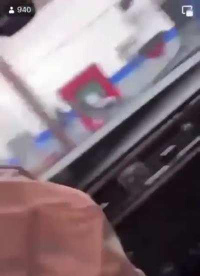 A simple trick to remove the steering wheel badge