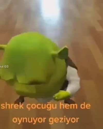 shrek çocuğu hemde oynuyor dans ediyor