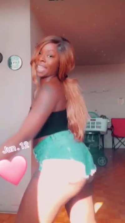 Milf Shaking Her Ass 🍑😍❤️