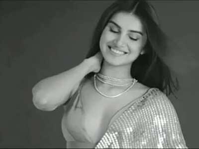 Tara Sutaria looking Stunningly Sexy in Grey Saree