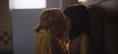 Betty & Veronica kissing 