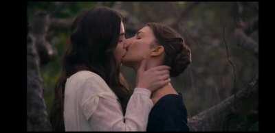 Hailee Steinfeld lesbian scene in Dickinson