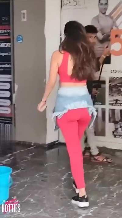 Kiara Advani Looks ready for Raw Anal as She keeps her jacket just above her Ass to give us perfect view of her Tight Booty.