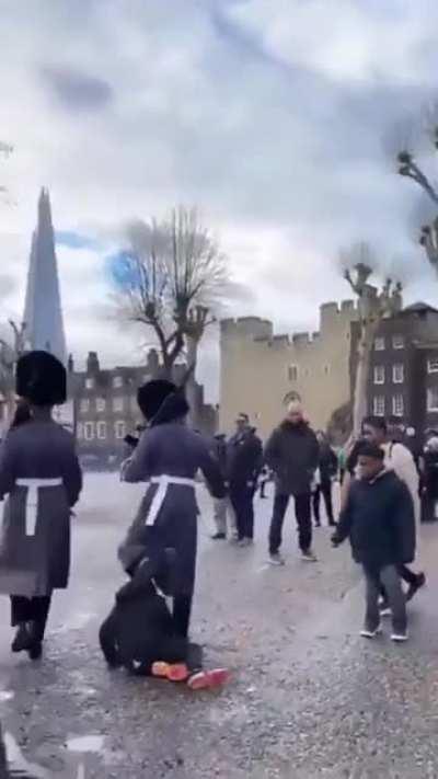 Каменный мост над водой Спит словно стражник немой. Лондон, гуд бай! Лондон, прощай, я здесь чужой. Лондон, гуд бай! Лондон, прощай, пора домой. Лондон, гуд бай!