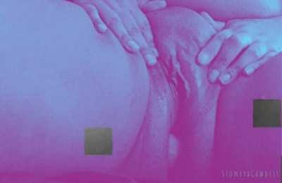 A pretty little peek 😻