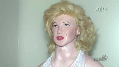 To make a waxwork exhibit. The commentary makes it