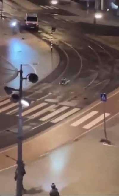 The is how the hostage situation ended at the Apple Store in Amsterdam [2]