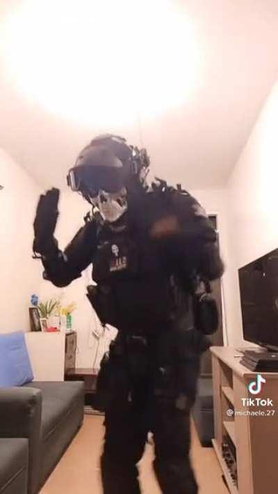 Teamates before defusing the bomb in 4-4 be like