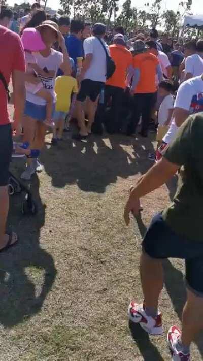 A Taiwanese 3-year-old got tangled up onto a kite in a level 7 wind.