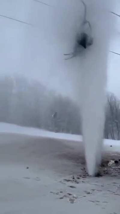 Busted pipe in Beech mountain, the people are not only getting blasted with freezing water, but they also stuck there, Damn...