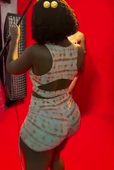 I love the camera man.😍