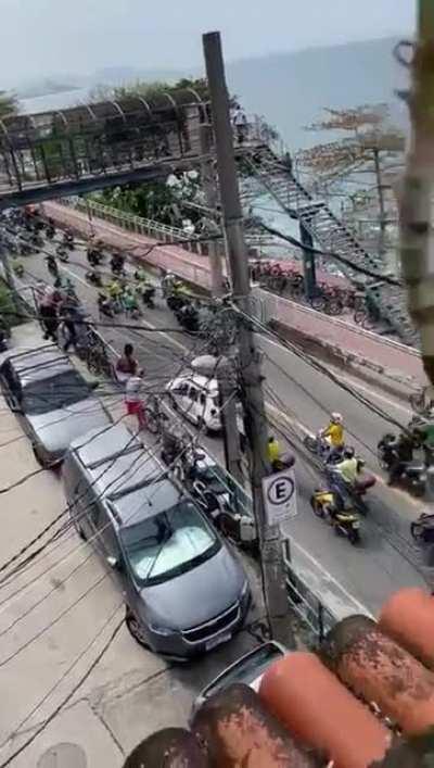 Favela do Vidigal - RJ, bolsonaristas são recepcionados com ovos atirados pelos moradores
