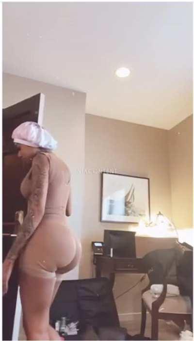 Mann perfect body😩😩 my girl gotta be built like this