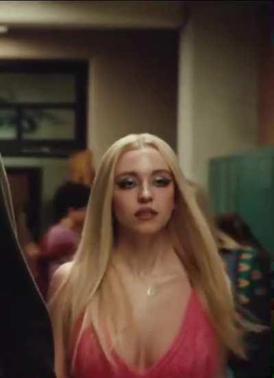 Sydney Sweeney’s tits are insane