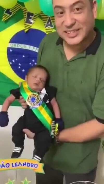 o mlk tem nem 1 ano e ja é um patriota