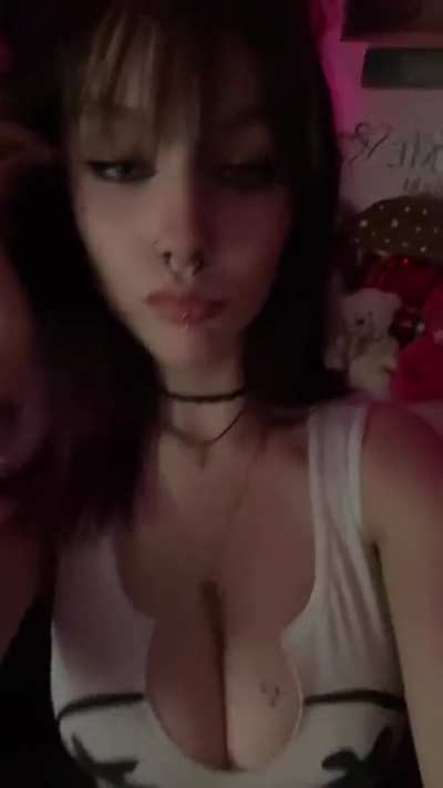 👋 anyone have anything crazy of her?