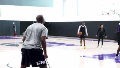 [Highlight] Mike Brown turns on the jets and leads by example in practice