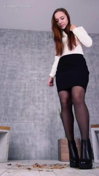 Daniella in platform boots flattening craws.. 👢👢🦐🦐👌👌