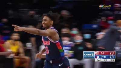 [Highlight] Tyrese Maxey blows past the defense and soars for the left handed jam