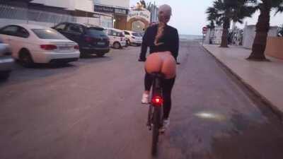 Fat bottom girl you make the rockin' world go round. . .