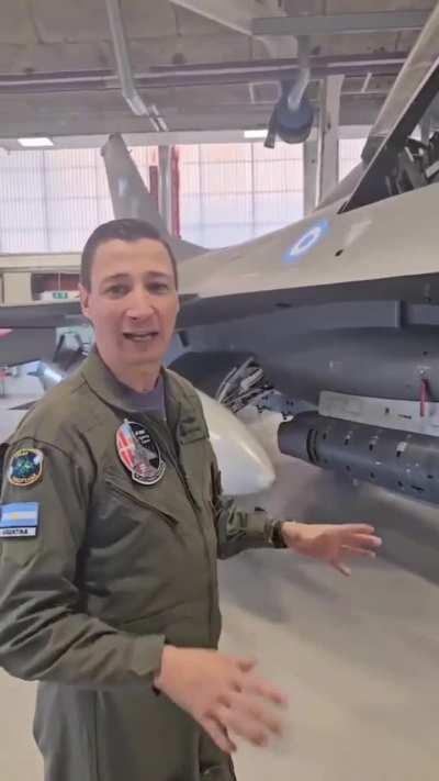 Los Vicecomodoros Giaccaglia y Sosa nos muestran el F-16 de la Fuerza Aérea Argentina