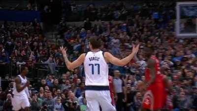 [Highlight] Rookie Luka scores 11 straight clutch points vs Harden's and CP3's Houston Rockets (2018)