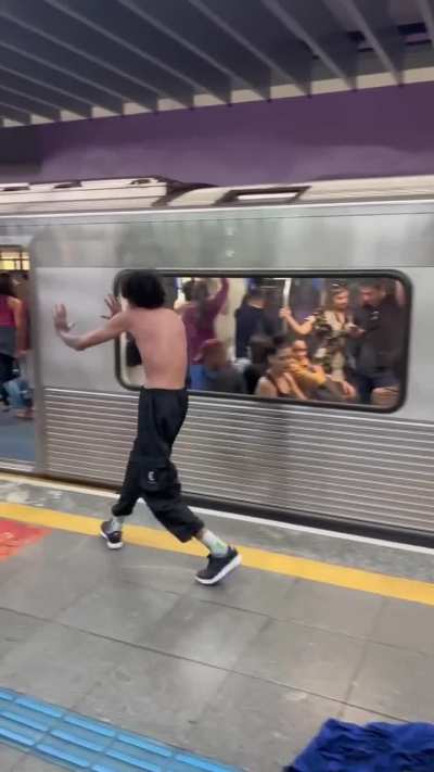 Imagine being this desperate for attention, its so cringe.