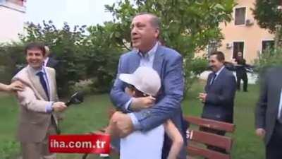 Çocuğun şapkasını bile çalıyorlar.