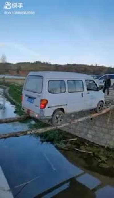 Some think this isn't courage, but idiocy 🤔