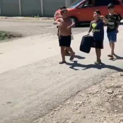 Niste copii care se bucura de vacanta de vara