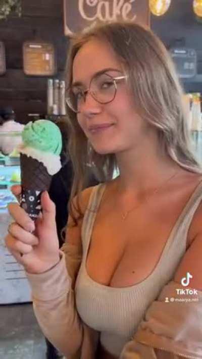 Maaryam Get her Free F0lder Below👇