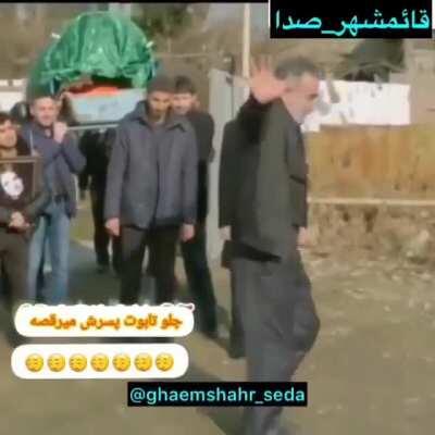 ‏رقص پدرنویدافکاری جلوی تابوت پسرپرپرشدش ‏قهرمان ملی ایران ⁧‫#نوید_افکاری‬⁩ ‏⁧‫#جمهوری_جهل_و_جنون__اسلامی_باید_برود‬⁩ ‏⁧‫#همبستگی_ملی‬⁩