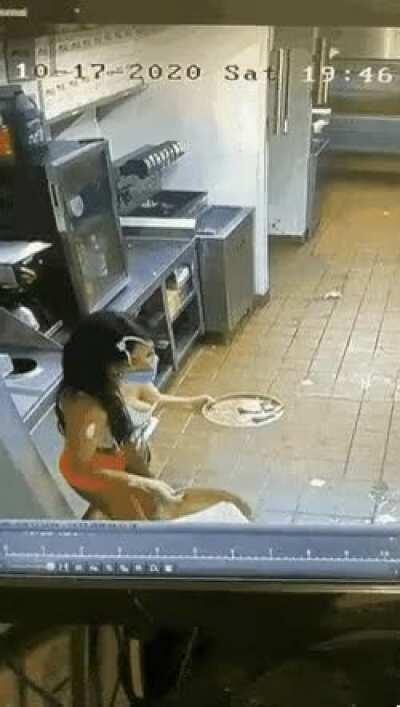 Mientras tanto en las oficinas de mujico